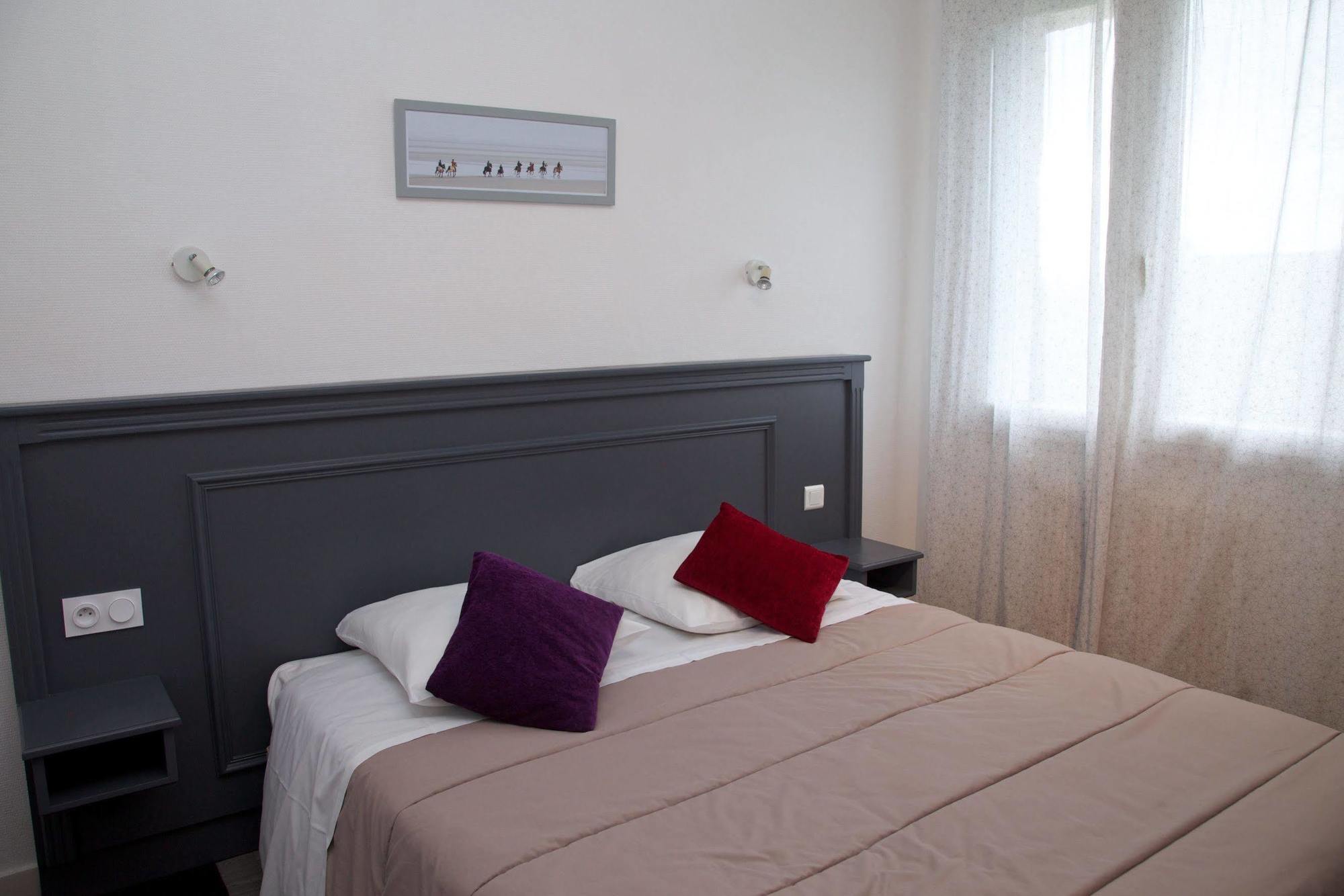 Cozy Hotel Logis Morlaix Plouigneau Exterior foto